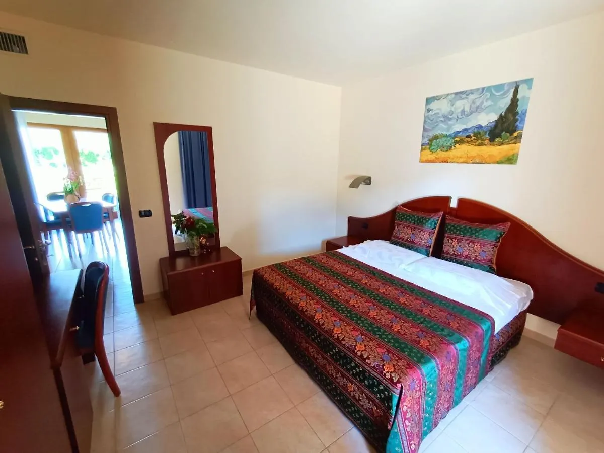 Hotel Villa Isabella 브렌조네 술 가르다 3*,