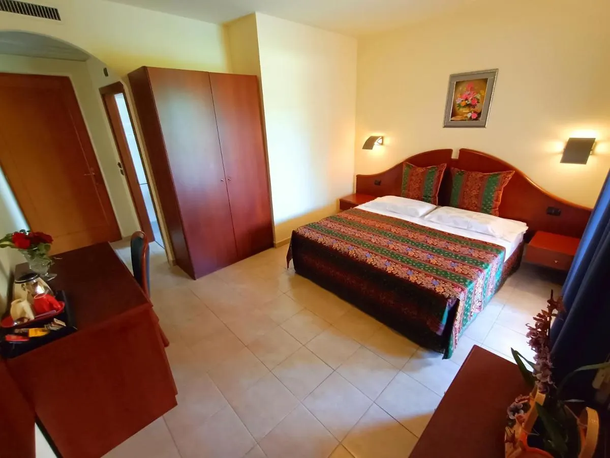 Hotel Villa Isabella 브렌조네 술 가르다 3*,